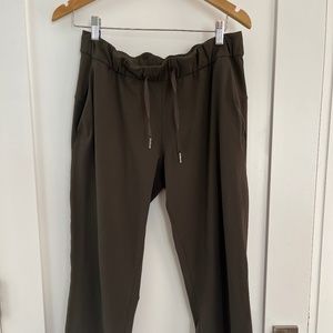 Lululemon Cropped On the Fly Pants